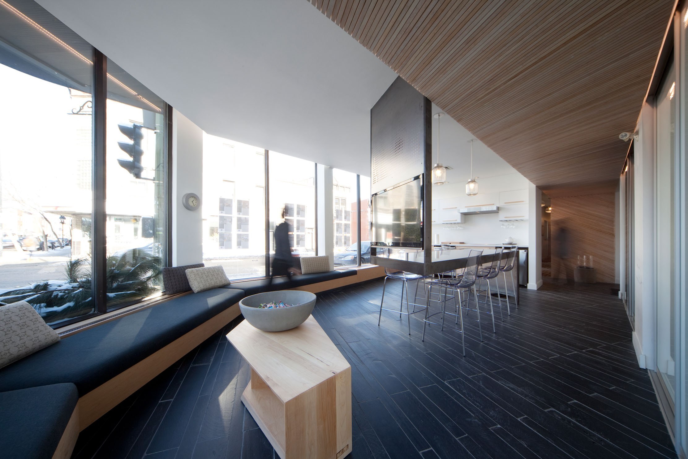 Via-Capitale du Mont-Royal: La réception de l’agence immobilière est transformée en vitrine sur la rénovation écologique.