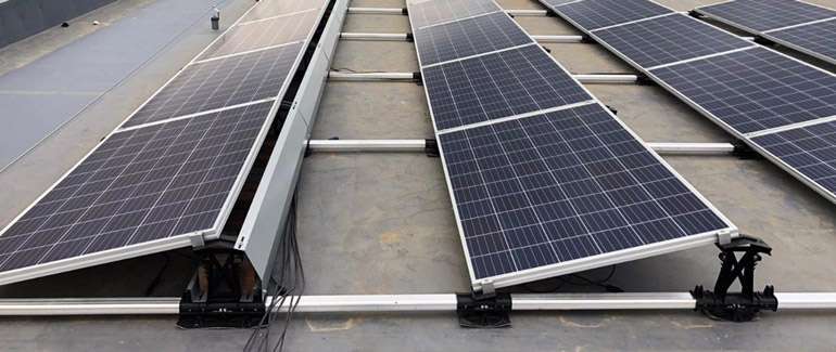 Panneau solaire toit plat : le guide complet 2024