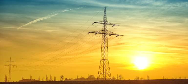 Lignes haute tension ou panneaux solaires résidentiels