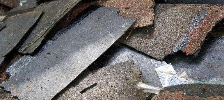 Bardeaux asphalte brisés