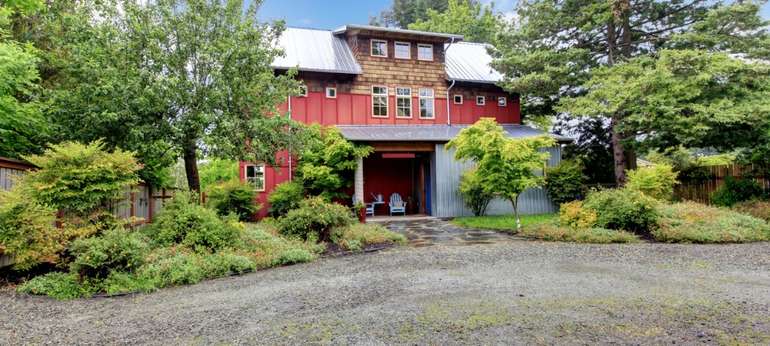 Maison rouge, entourée d'arbres