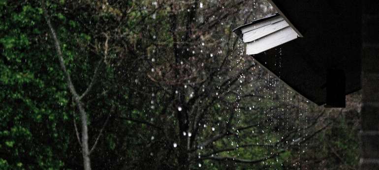Pluie qui tombe d'un toit