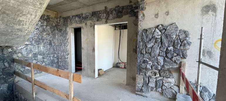 Photo prise pendant la construction, montrant le choix des matériaux