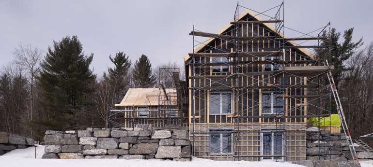 Maison unifamiliale en construction avec structure apparente.