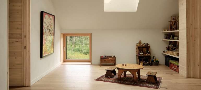 Vue d’une salle de jeux intérieure avec fenêtre dans un toit en pente