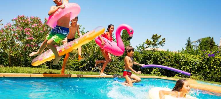 enfants qui sautent dans une piscine