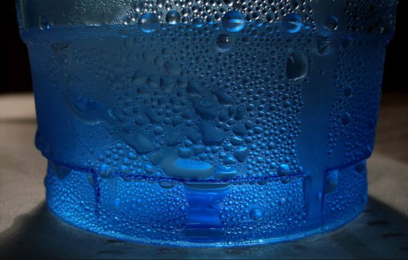 Un breuvage froid dans un milieu chaud et humide