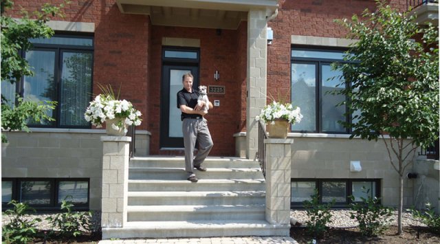 Luc Degarie devant sa maison