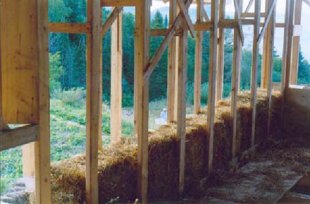 Double-ossature et ballots de paille, une construction à l'écohameau