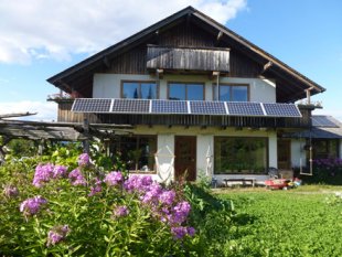 Panneaux photovoltaïques pour l'électricité des chalets de l'Écohameau