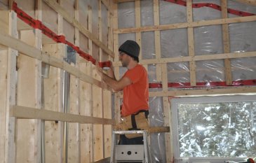 Jean-Sébastien Busque travaille sur sa maison écologique. 